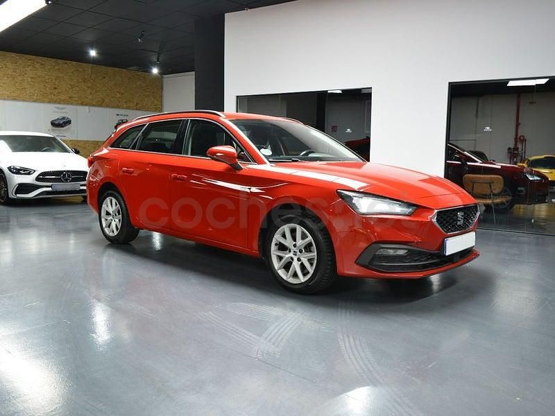 Usado Seat Leon Reference 115 CV (84 kW) 2021 Rojo Familiar