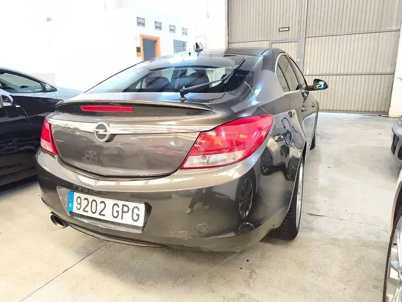 Usado Opel Insignia Cosmo 130 CV (95 kW) 2009 Gris / plata Berlina