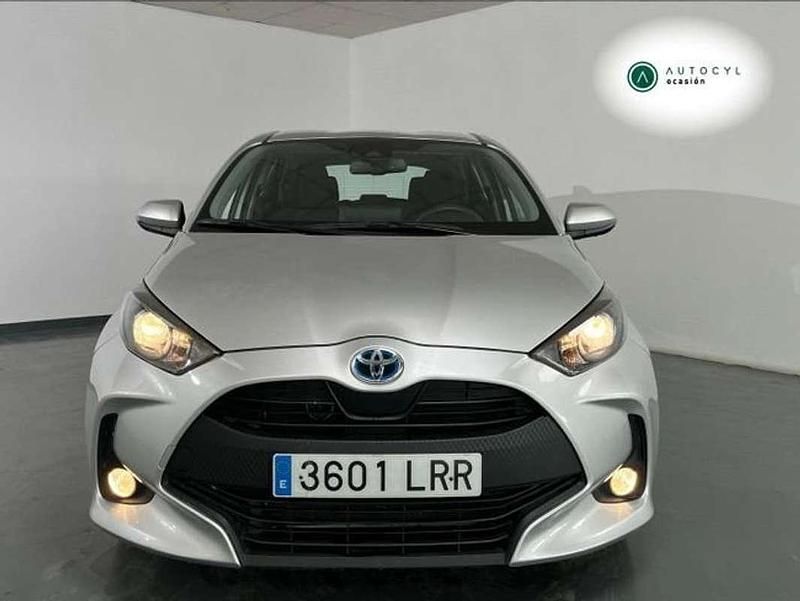 Usado Toyota Yaris Hybrid Business Edition 116 CV (85 kW) 2021 Gris Utilitario