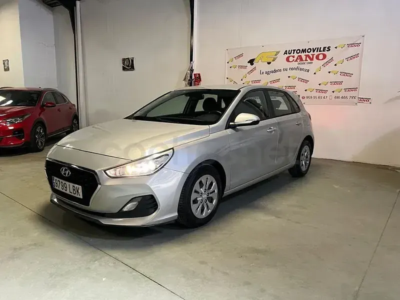 Usado Hyundai i30 95 CV (69 kW) 2019 Gris / plata Berlina
