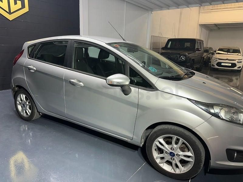Usado Ford Fiesta Trend 82 CV (60 kW) 2017 Gris / plata Berlina