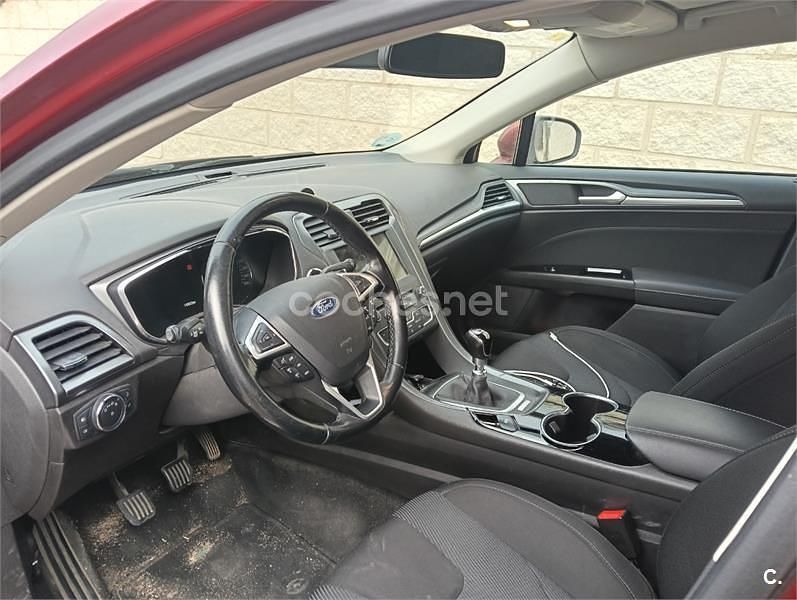 Usado Ford Mondeo Trend 150 CV (110 kW) 2016 Rojo Familiar