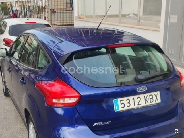 Usado Ford Focus Trend 120 CV (88 kW) 2017 Azul Berlina