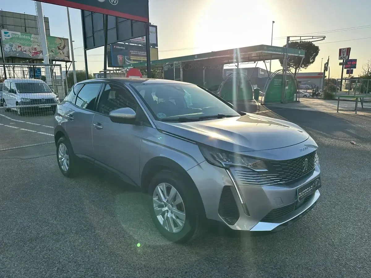 Usado Peugeot 3008 Allure 130 CV (95 kW) 2021 Gris / plata SUV