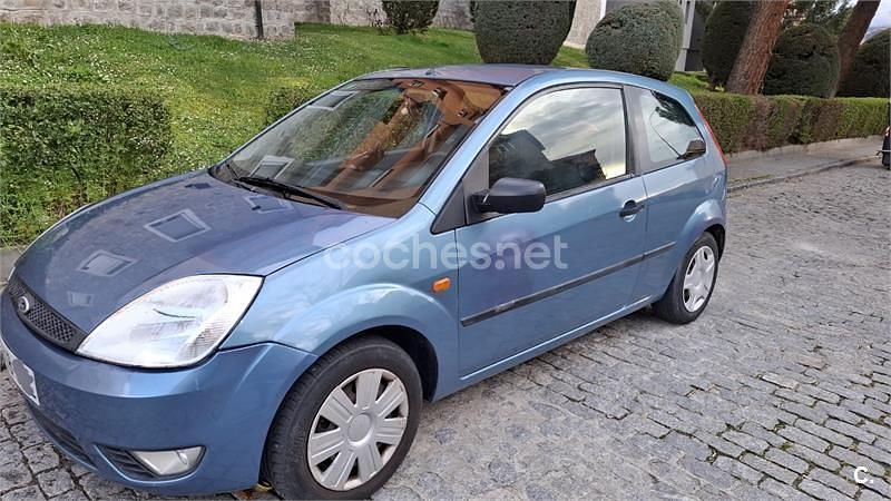 Usado Ford Fiesta Ambiente 68 CV (50 kW) 2003 Azul Utilitario