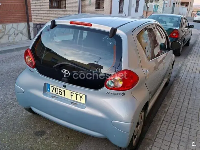 Usado Toyota Aygo 68 CV (50 kW) 2007 Azul Utilitario
