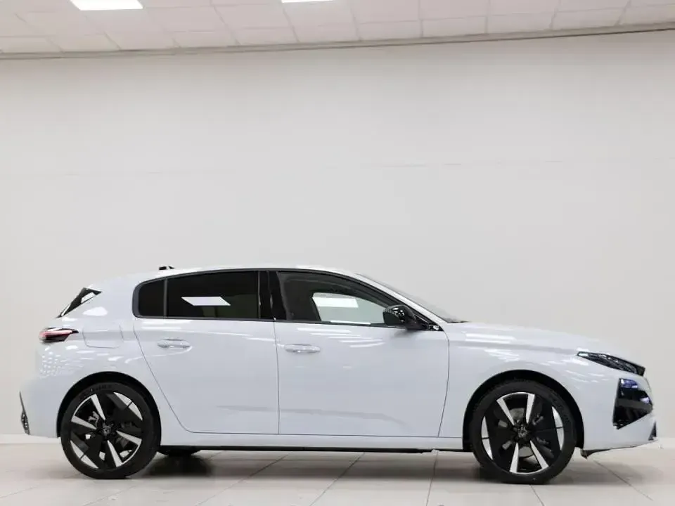 Usado Peugeot e-208 Allure 114 kW (156 CV) 2026 Blanco Utilitario