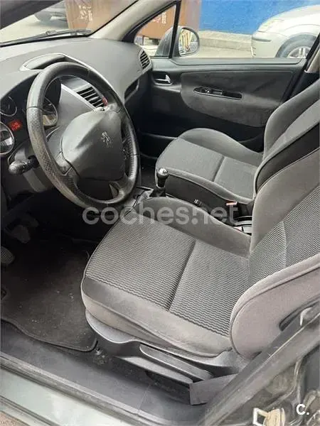 Usado Peugeot 207 70 CV (51 kW) 2008 Gris / plata Berlina