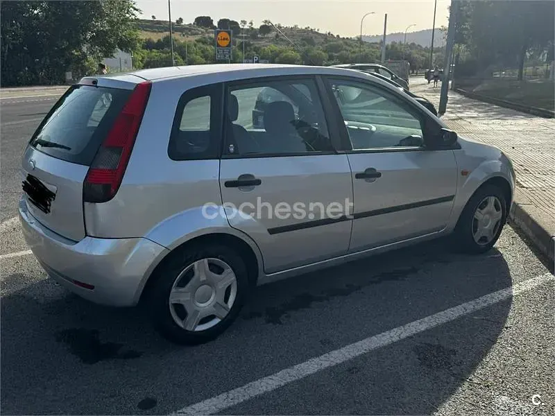 Usado Ford Fiesta Ghia 80 CV (58 kW) 2005 Gris / plata Utilitario