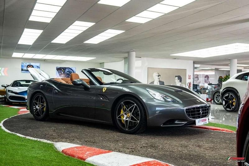 Usado Ferrari California 489 CV (359 kW) 2012 Gris Descapotable