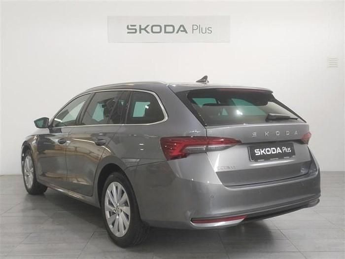 Gris Usado 2025 Skoda Octavia Familiar | 29.990 € (Buen precio) - Imagen 1/4