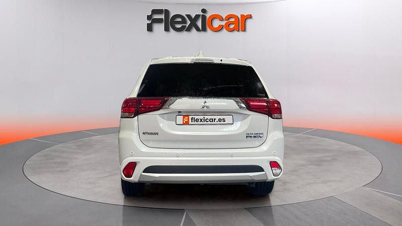 Usado Mitsubishi Outlander P-HEV 203 CV (149 kW) 2017 Blanco SUV