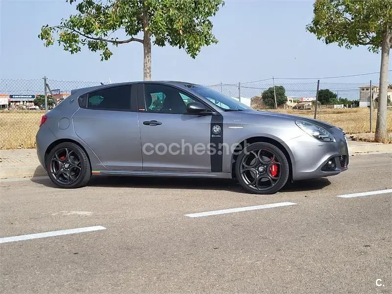Usado Alfa Romeo Giulietta Super 175 CV (128 kW) 2016 Gris / plata Utilitario