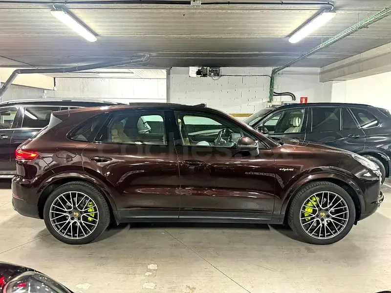 Usado Porsche Cayenne E-Hybrid 462 CV (339 kW) 2018 Granate SUV