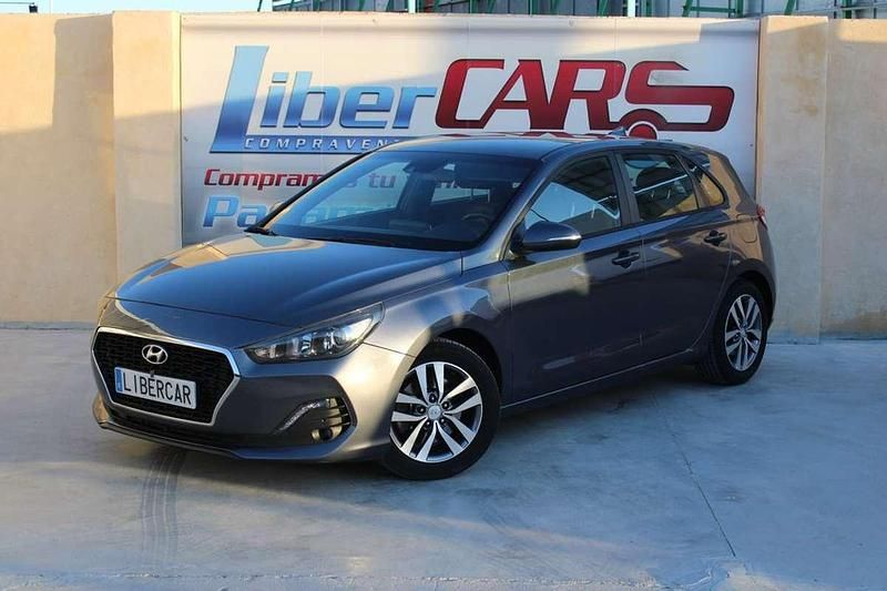 Usado Hyundai i30 120 CV (88 kW) 2019 Gris Utilitario