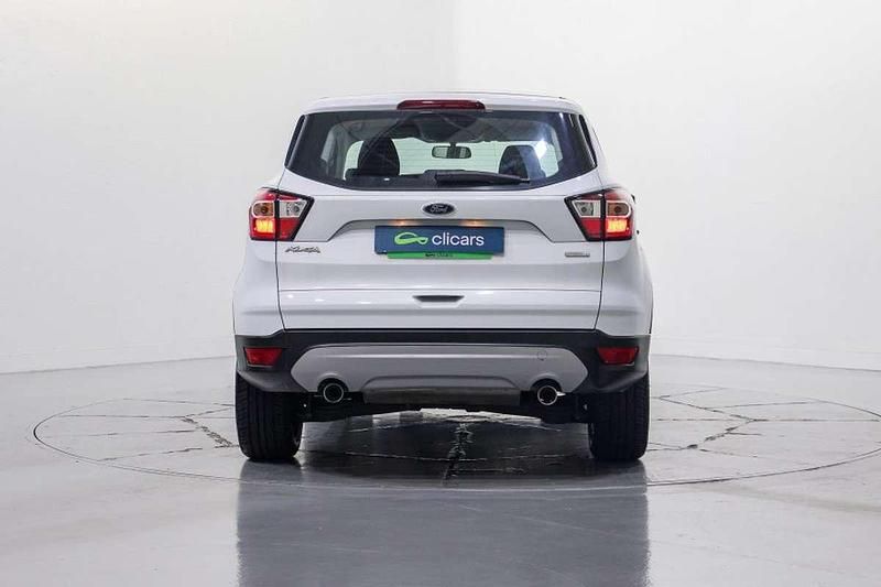 Usado Ford Kuga Trend 150 CV (110 kW) 2018 Blanco SUV
