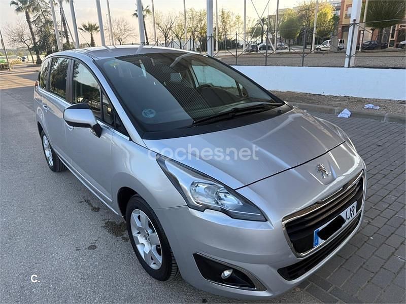 Usado Peugeot 5008 Style 120 CV (88 kW) 2015 Gris / plata Monovolumen