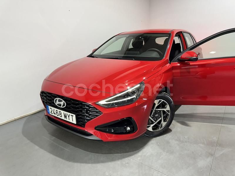 Nuevo Hyundai i30 100 CV (73 kW) 2025 Rojo Familiar