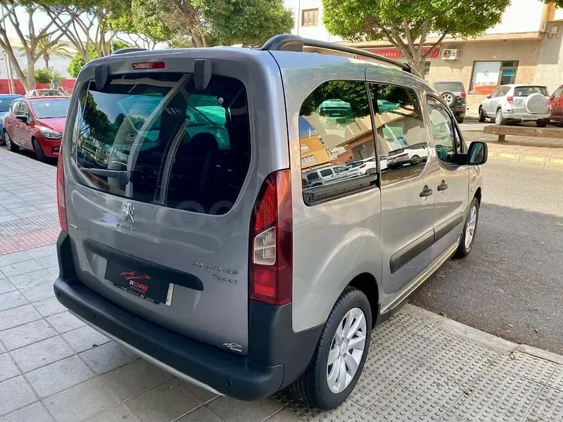 Usado Peugeot Partner Tepee Active 110 CV (80 kW) 2017 Gris / plata Monovolumen