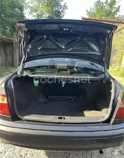 Usado Nissan Almera 114 CV (83 kW) 2002 Negro Berlina