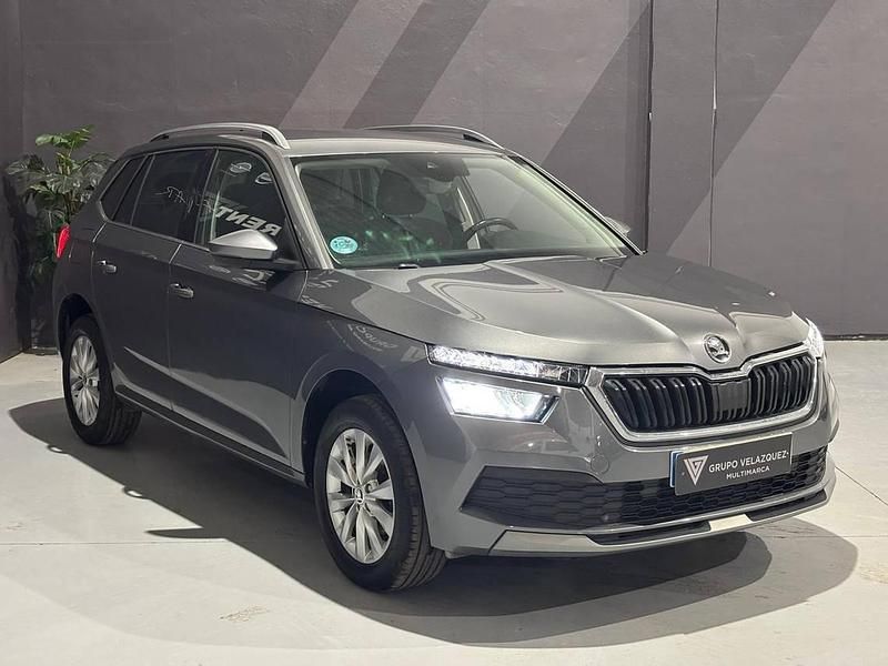 Usado Skoda Kamiq Ambition 110 CV (80 kW) 2022 Gris SUV