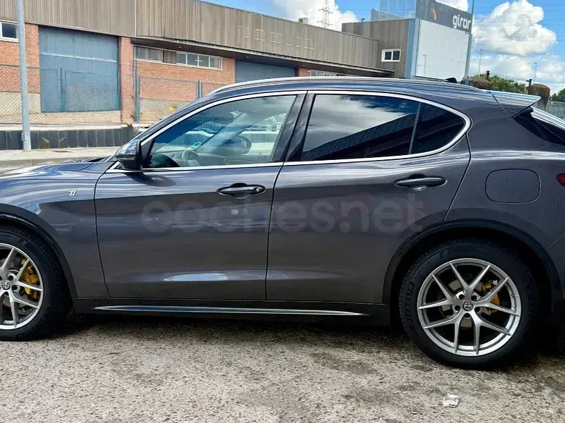 Usado Alfa Romeo Stelvio Ti 210 CV (154 kW) 2021 Gris / plata SUV