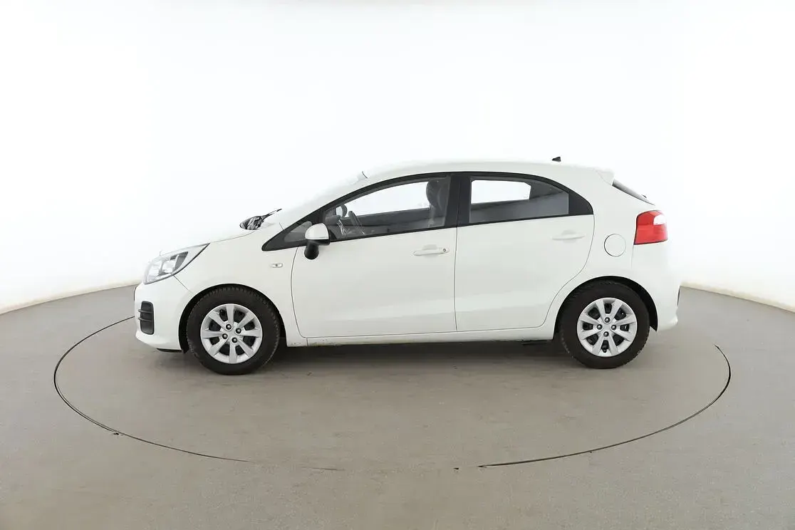 Usado Kia Rio 85 CV (62 kW) 2015 Blanco Berlina