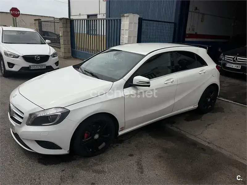 Usado Mercedes A180 AMG 109 CV (80 kW) 2013 Blanco Utilitario