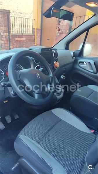 Usado Peugeot Partner Tepee Active 100 CV (73 kW) 2016 Blanco Monovolumen