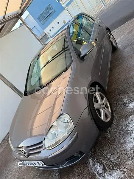 Usado VW Golf IV Highline 140 CV (102 kW) 2006 Gris / plata Berlina