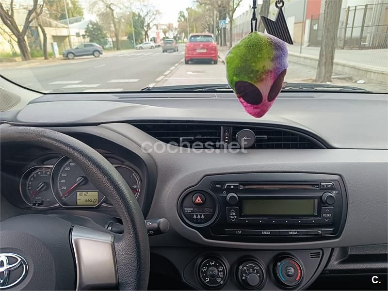 Usado Toyota Yaris Active 69 CV (50 kW) 2016 Rojo Berlina