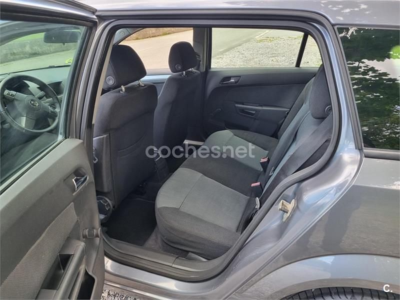 Usado Opel Astra Enjoy 120 CV (88 kW) 2007 Gris / plata Familiar