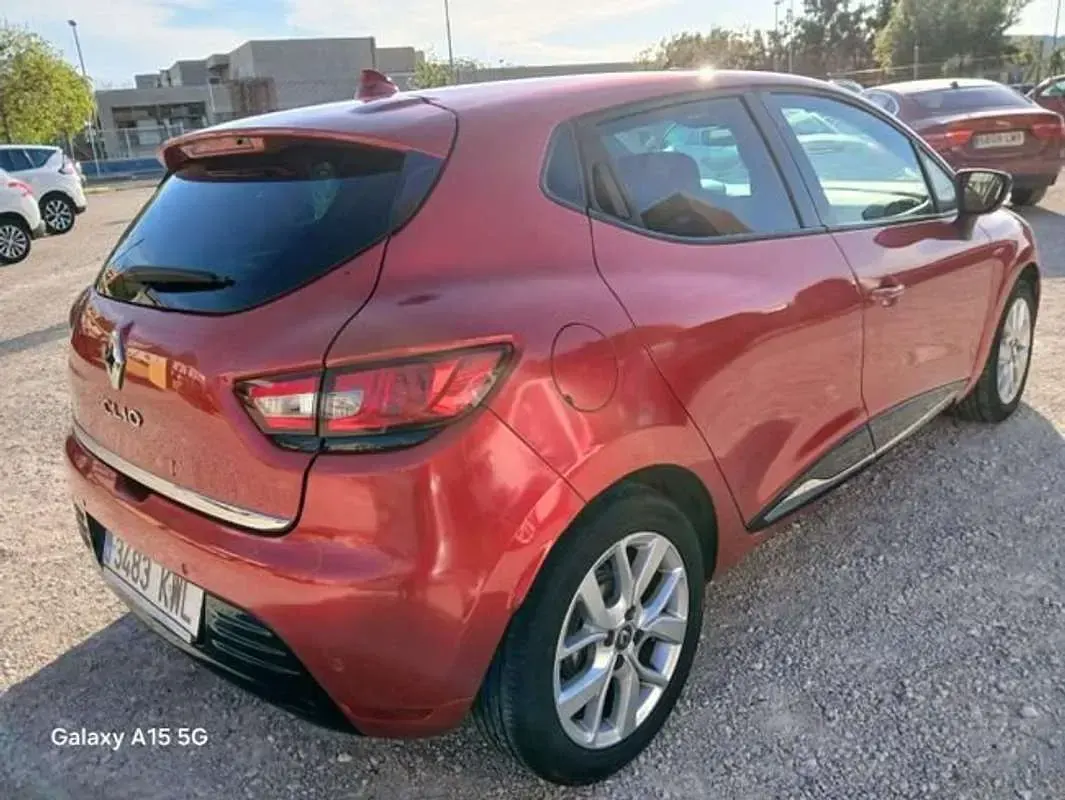 Usado Renault Clio IV Zen 91 CV (66 kW) 2019 Rojo Utilitario