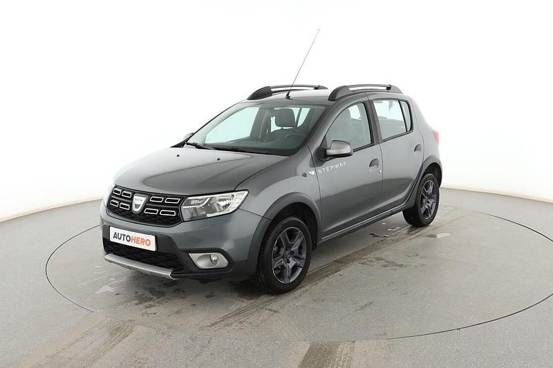 Usado Dacia Sandero 90 CV (66 kW) 2017 Gris Berlina