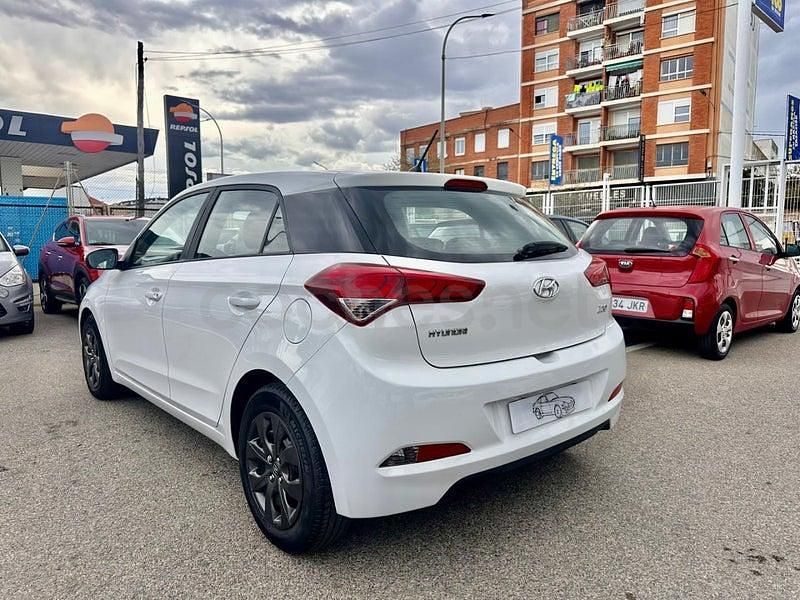 Usado Hyundai i20 90 CV (66 kW) 2017 Blanco Berlina