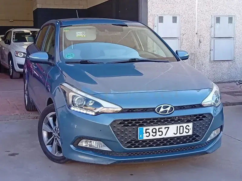 Usado Hyundai i20 90 CV (66 kW) 2016 Azul Berlina