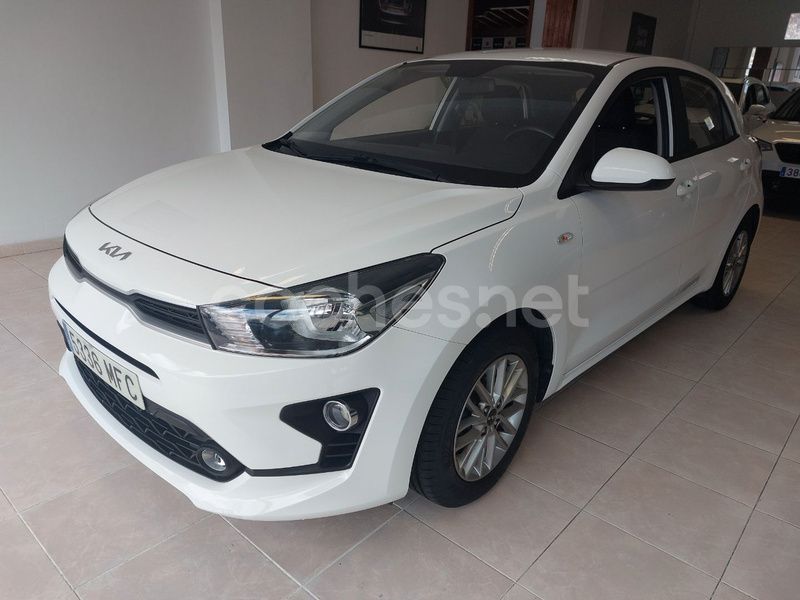 Blanco Usado 2023 Kia Rio Berlina | 13.500 € (Precio justo) - Imagen 1/4