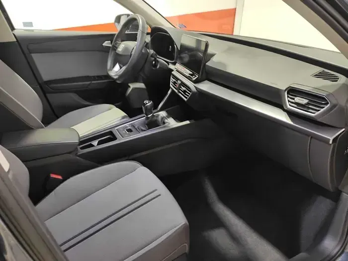 Usado Seat Leon Style 150 CV (110 kW) 2024 Gris / plata Berlina