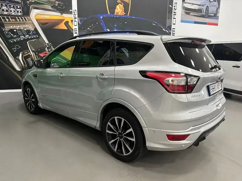 Usado Ford Kuga ST-Line 150 CV (110 kW) 2019 Gris / plata SUV