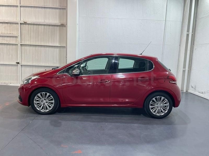 Usado Peugeot 208 Allure 100 CV (73 kW) 2016 Granate Utilitario