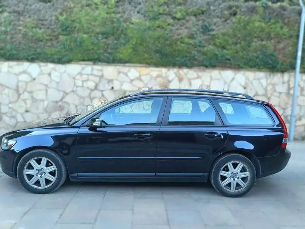 Usado Volvo V50 Momentum 136 CV (100 kW) 2007 Negro Familiar