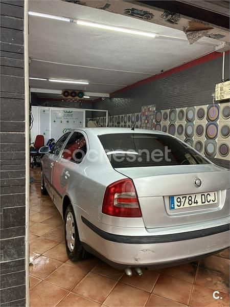 Usado Skoda Octavia 105 CV (77 kW) 2004 Gris / plata Berlina