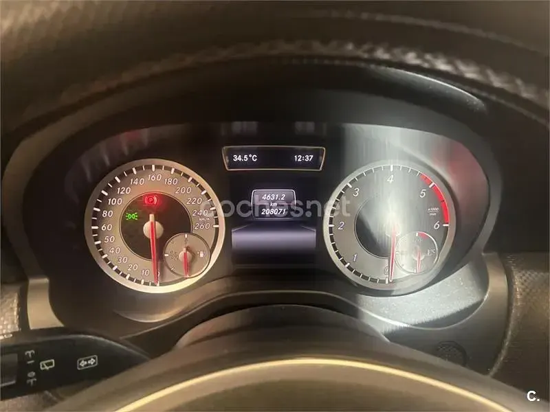 Usado Mercedes A200 Urban 136 CV (100 kW) 2014 Gris / plata Utilitario