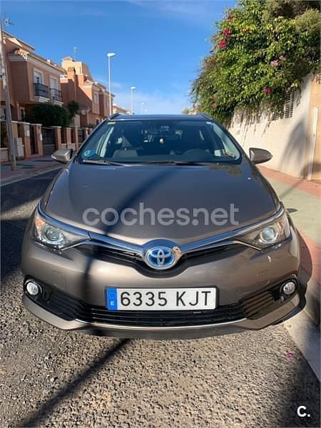 Usado Toyota Auris Hybrid Active 136 CV (100 kW) 2018 Gris / plata Familiar