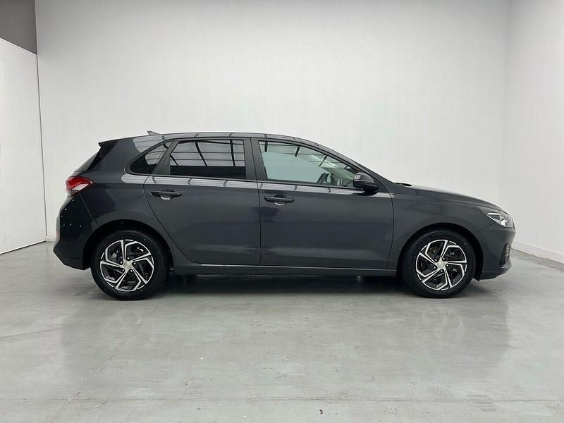 Usado Hyundai i30 120 CV (88 kW) 2021 Gris Berlina