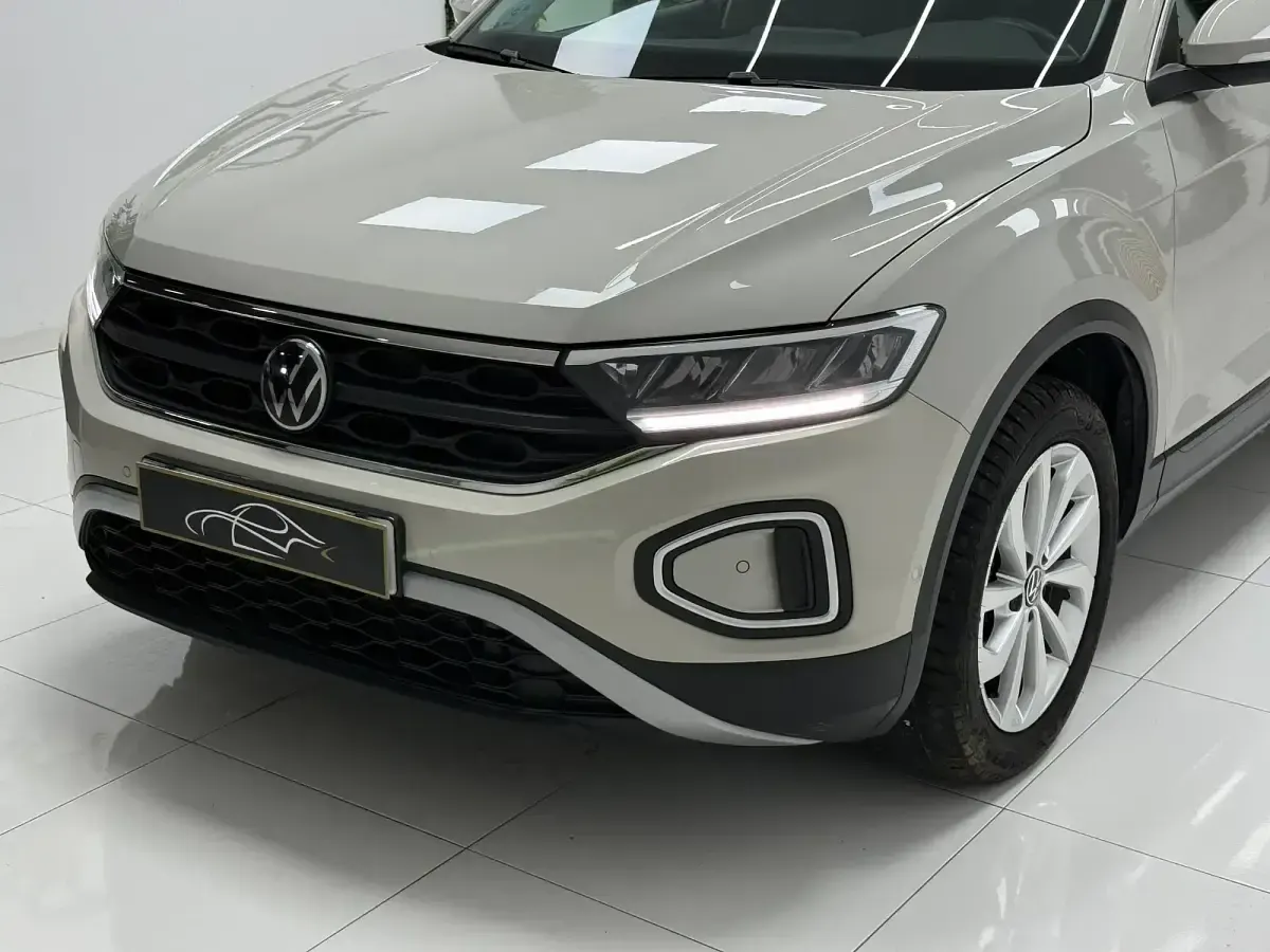 Usado VW T-Roc Life 150 CV (110 kW) 2023 Beige SUV