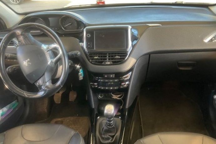 Usado Peugeot 2008 Allure 120 CV (88 kW) 2015 Gris / plata SUV