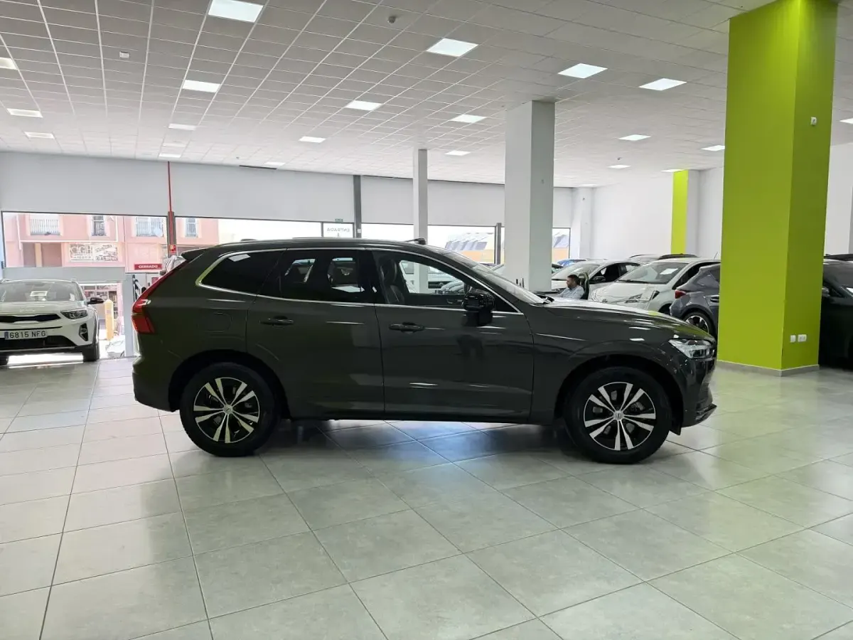 Usado Volvo XC60 Momentum 235 CV (172 kW) 2020 Gris SUV