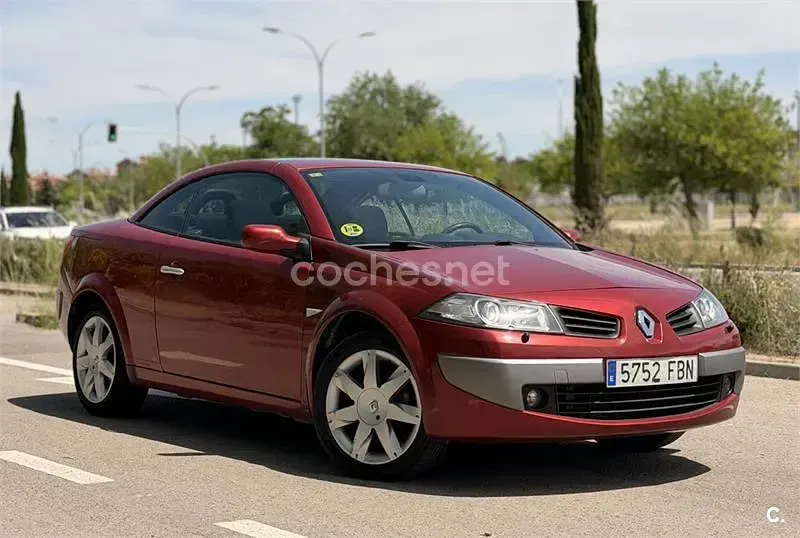 Usado Renault Mégane Cabriolet Privilege 120 CV (88 kW) 2006 Granate Descapotable