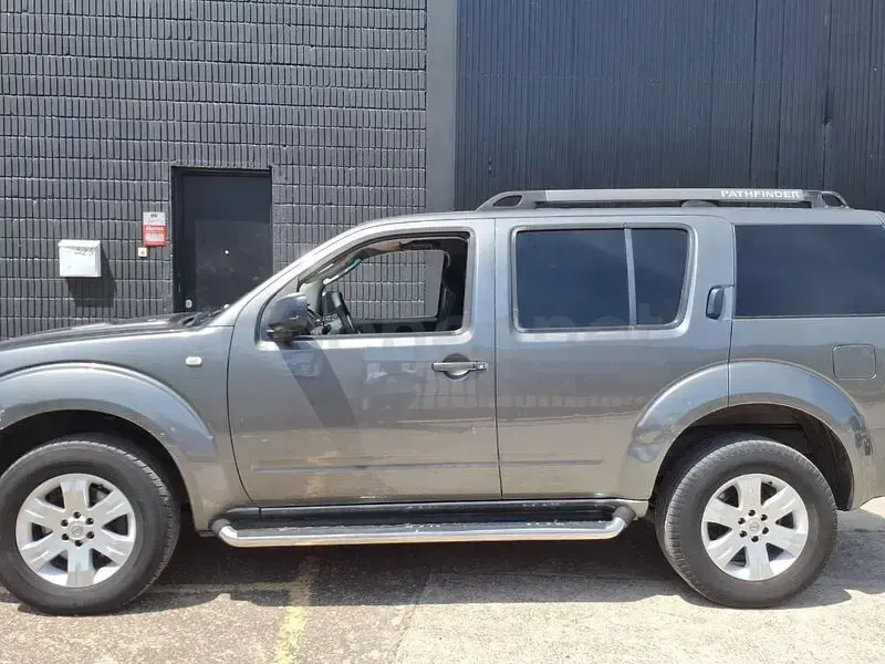 Usado Nissan Pathfinder XE 171 CV (125 kW) 2006 Gris / plata SUV